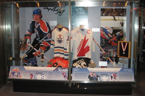 Gretzky absolutely obliterates Biz on TNT panel - HockeyFeed